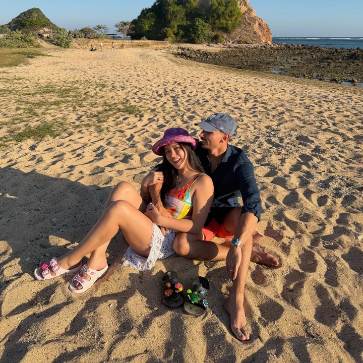 <p>Kehidupan rumah tangga pasangan&nbsp;artis&nbsp;yang satu ini&nbsp;kerap mencuri perhatian publik, Bunda. Kali ini, Vincent sukses membuat sang istri tersentuh lewat kejutan romantis yang disiapkannya tepat pada hari jadi pernikahan mereka.&nbsp;(Foto: Instagram @inijedar)</p>