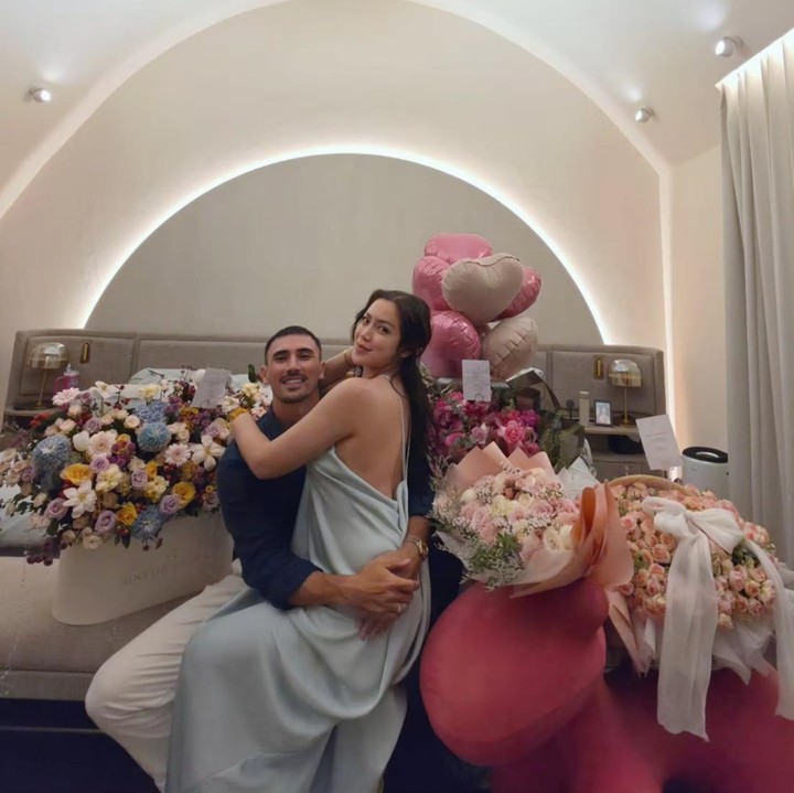 <p>Tak hanya mengungkapkan kebahagiaannya, Jessica juga menyampaikan apresiasi atas perhatian sang suami. &ldquo;Terima kasih, Vincent, untuk kejutan yang indah di ulang tahun pernikahan kami. Ini tidak pernah hanya tentang bunga, tetapi pikiran, usaha, dan cinta di baliknya yang membuat hatiku begitu bahagia,&rdquo; tuturnya.&nbsp;(Foto: Instagram @inijedar)</p>