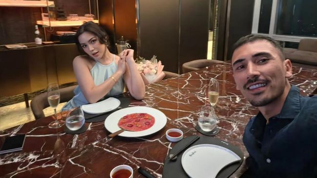Genap 5 Th Menikah, Vincent Verhaag Sukses Bikin Jessica Iskandar Terkejut dan Haru