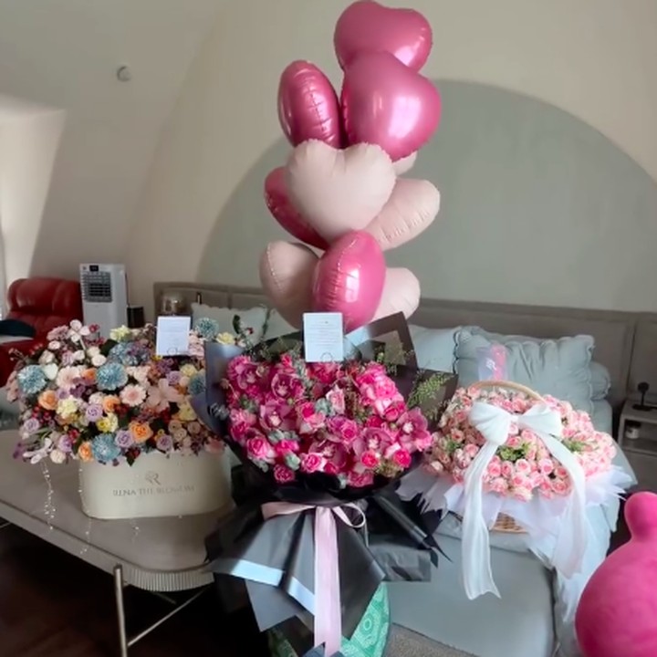 <p>Momen manis itu dibagikan Jessica melalui video di akun Instagram pribadinya. Dalam&nbsp;unggahan tersebut, Vincent menata beberapa buket bunga di kamar mereka, lengkap dengan pesan penuh makna. &ldquo;Masih terasa seperti dicintai untuk pertama kalinya lagi,&rdquo; tulis Jessica, dikutip dari laman Instagram<em> @inijedar,</em> Jumat (23/10/2026).&nbsp;(Foto: Instagram @inijedar)</p>