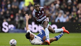 Soccer Football - Premier League - Aston Villa v Manchester City - Villa Park, Birmingham, Britain - October 24, 2026 Aston Villa's Nicolas Jackson in action with Manchester City's Abdukodir Khusanov REUTERS/Tony O Brien EDITORIAL USE ONLY. NO USE WI