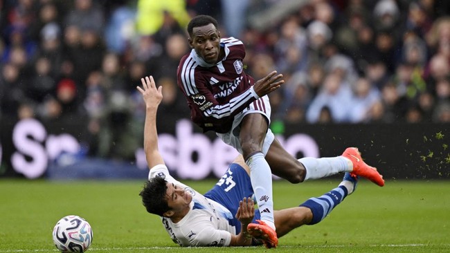 Soccer Football - Premier League - Aston Villa v Manchester City - Villa Park, Birmingham, Britain - October 24, 2026 Aston Villa's Nicolas Jackson in action with Manchester City's Abdukodir Khusanov REUTERS/Tony O Brien EDITORIAL USE ONLY. NO USE WI
