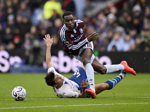 Soccer Football - Premier League - Aston Villa v Manchester City - Villa Park, Birmingham, Britain - October 24, 2026 Aston Villa's Nicolas Jackson in action with Manchester City's Abdukodir Khusanov REUTERS/Tony O Brien EDITORIAL USE ONLY. NO USE WI