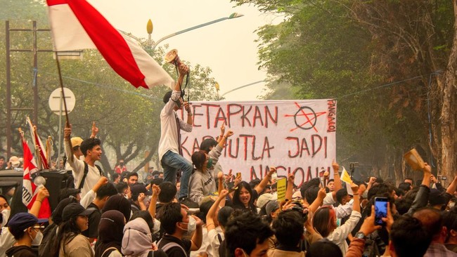 University students protest against the government's handling of haze and wildfires outside the Central Kalimantan Governor's office in Palangka Raya, Central Kalimantan province, Indonesia, October 23, 2026. REUTERS/Arief Rahman Septian Prathama