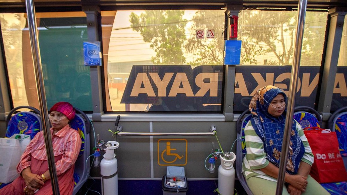 Residents receive oxygen from a free mobile oxygen bus deployed by the city government amid haze from wildfires in Palangka Raya, Central Kalimantan province, Indonesia, October 23, 2026. REUTERS/Arief Rahman Septian Prathama