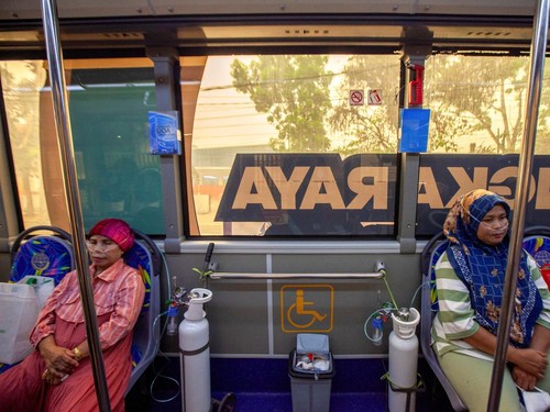 Residents receive oxygen from a free mobile oxygen bus deployed by the city government amid haze from wildfires in Palangka Raya, Central Kalimantan province, Indonesia, October 23, 2026. REUTERS/Arief Rahman Septian Prathama