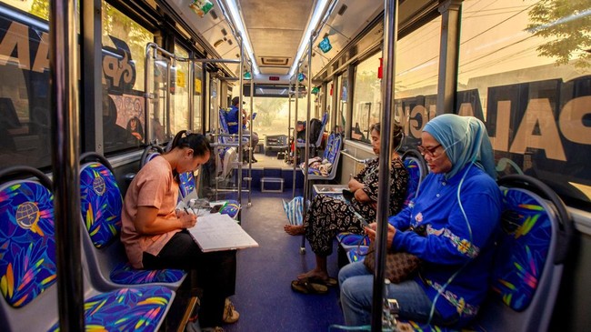Residents receive oxygen from a free mobile oxygen bus deployed by the city government amid haze from wildfires in Palangka Raya, Central Kalimantan province, Indonesia, October 23, 2026. REUTERS/Arief Rahman Septian Prathama
