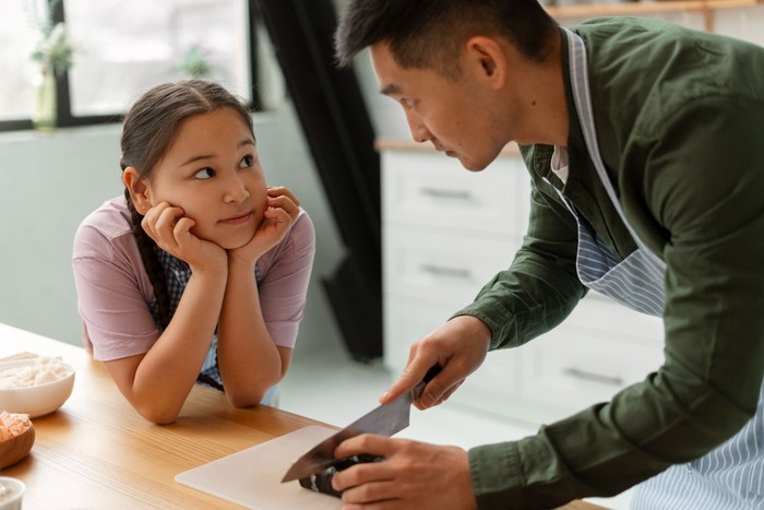 Kebiasaan orang tua yang tanpa sadar membuat anak manja adalah selalu membantu anak menyelesaikan masalah mereka