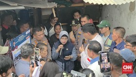 Menteri PKP bersama Mendagri dan Kapolda Metro hadir menyaksikan bedah rumah milik warga di Kampung Ambon yang dikenal sebagai Kampung Narkoba.