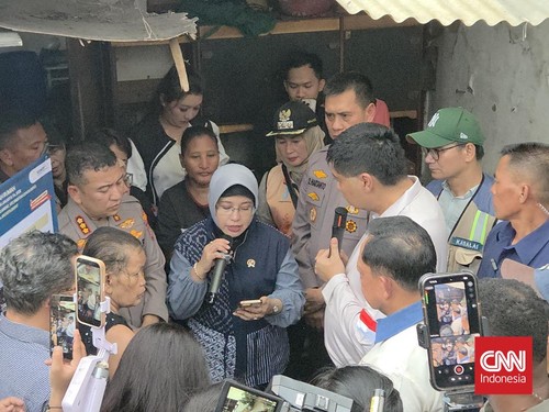 Menteri PKP bersama Mendagri dan Kapolda Metro hadir menyaksikan bedah rumah milik warga di Kampung Ambon yang dikenal sebagai Kampung Narkoba.