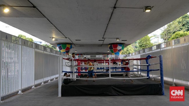 Sejumlah anak berolahraga di Kampung Melayu Flyover Boxing Camp, kawasan Balimester, Jatinegara, Jakarta Timur. Fasilitas olahraga yang berada di kolong flyover tersebut menjadi ruang alternatif bagi anak-anak dan generasi muda untuk menyalurkan mina
