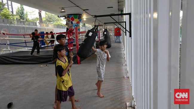 Sejumlah anak berolahraga di Kampung Melayu Flyover Boxing Camp, kawasan Balimester, Jatinegara, Jakarta Timur. Fasilitas olahraga yang berada di kolong flyover tersebut menjadi ruang alternatif bagi anak-anak dan generasi muda untuk menyalurkan mina
