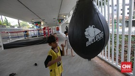 Sejumlah anak berolahraga di Kampung Melayu Flyover Boxing Camp, kawasan Balimester, Jatinegara, Jakarta Timur. Fasilitas olahraga yang berada di kolong flyover tersebut menjadi ruang alternatif bagi anak-anak dan generasi muda untuk menyalurkan mina