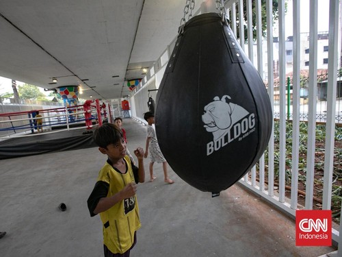 Sejumlah anak berolahraga di Kampung Melayu Flyover Boxing Camp, kawasan Balimester, Jatinegara, Jakarta Timur. Fasilitas olahraga yang berada di kolong flyover tersebut menjadi ruang alternatif bagi anak-anak dan generasi muda untuk menyalurkan mina