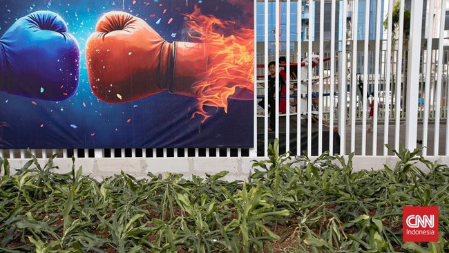 Sejumlah anak berolahraga di Kampung Melayu Flyover Boxing Camp, kawasan Balimester, Jatinegara, Jakarta Timur. Fasilitas olahraga yang berada di kolong flyover tersebut menjadi ruang alternatif bagi anak-anak dan generasi muda untuk menyalurkan mina