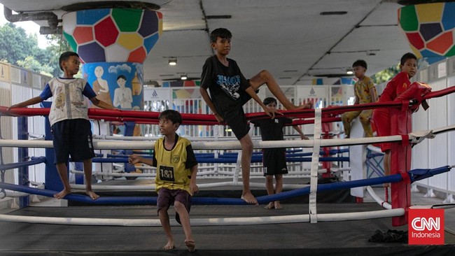 Sejumlah anak berolahraga di Kampung Melayu Flyover Boxing Camp, kawasan Balimester, Jatinegara, Jakarta Timur. Fasilitas olahraga yang berada di kolong flyover tersebut menjadi ruang alternatif bagi anak-anak dan generasi muda untuk menyalurkan mina