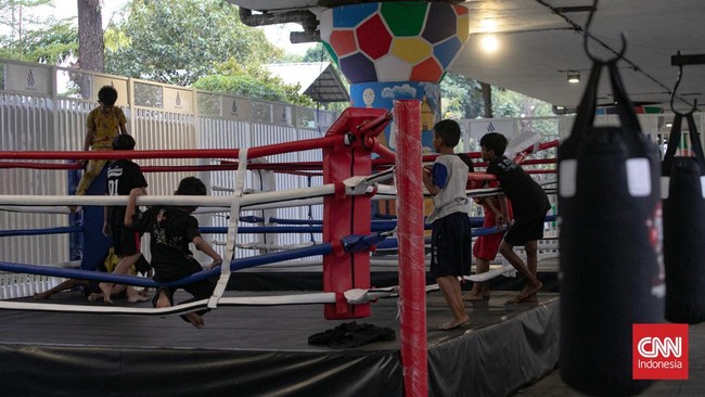 Sejumlah anak berolahraga di Kampung Melayu Flyover Boxing Camp, kawasan Balimester, Jatinegara, Jakarta Timur. Fasilitas olahraga yang berada di kolong flyover tersebut menjadi ruang alternatif bagi anak-anak dan generasi muda untuk menyalurkan mina