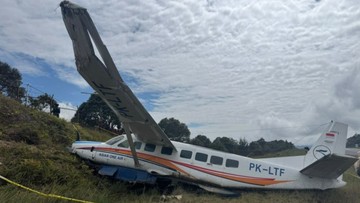 Detik-Detik Pesawat Asian One Air Tergelincir di Intan Jaya