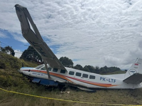 Kondisi pesawat Caravan PK-LTF milik Asian One Air usai tergelincir di Bandara Intan Jaya, Sabtu (24/10/2026). (ANTARA/HO-Humas Polda Papua Tengah)