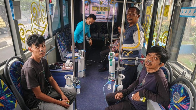 Warga memanfaatkan layanan mobil oksigen gratis di Palangka Raya, Kalimantan Tengah, Kamis (22/10/2026). Pemerintah Kota Palangka Raya menyediakan layanan mobil bus oksigen gratis keliling yang menjangkau wilayah padat penduduk sebagai upaya pertolon