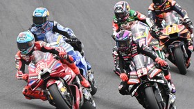 Ducati Lenovo Team's Spanish rider Marc Marquez (L)  leads Aprilia Racing's Spanish rider Jorge Martin (front R) during the MotoGP sprint race at the Australian MotoGP Grand Prix on Phillip Island on October 24, 2026. (Photo by Paul Crock / AFP) / --