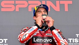 Ducati Lenovo Team's Spanish rider Marc Marquez celebrates after winning the MotoGP sprint race at the Australian MotoGP Grand Prix on Phillip Island on October 24, 2026. (Photo by William WEST / AFP) / --IMAGE RESTRICTED TO EDITORIAL USE - STRICTLY