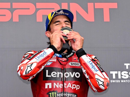 Ducati Lenovo Team's Spanish rider Marc Marquez celebrates after winning the MotoGP sprint race at the Australian MotoGP Grand Prix on Phillip Island on October 24, 2026. (Photo by William WEST / AFP) / --IMAGE RESTRICTED TO EDITORIAL USE - STRICTLY