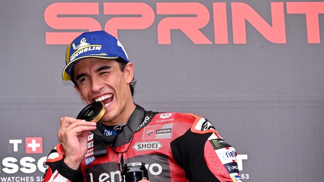 Ducati Lenovo Team's Spanish rider Marc Marquez celebrates after winning the MotoGP sprint race at the Australian MotoGP Grand Prix on Phillip Island on October 24, 2026. (Photo by William WEST / AFP)