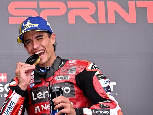 Ducati Lenovo Team's Spanish rider Marc Marquez celebrates after winning the MotoGP sprint race at the Australian MotoGP Grand Prix on Phillip Island on October 24, 2026. (Photo by William WEST / AFP)