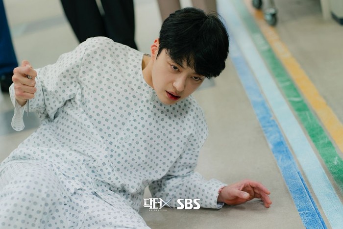 Mengetahui hal tersebut Dae Il dengan mengenakan busana pasien, meluapkan emosi kepada Soo Jung. Citranya sebagai dokter baik hati seketika lenyap dan tatapan matanya berubah seperti piskopat./ Foto: instagram.com/sbsdrama.official