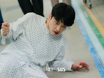 Mengetahui hal tersebut Dae Il dengan mengenakan busana pasien, meluapkan emosi kepada Soo Jung. Citranya sebagai dokter baik hati seketika lenyap dan tatapan matanya berubah seperti piskopat./ Foto: instagram.com/sbsdrama.official