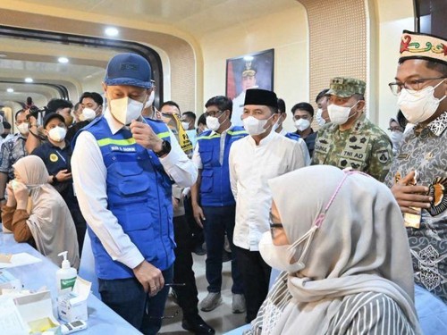 Menteri Kesehatan Budi Gunadi Sadikin bersama Gubernur Kalteng Agustiar Sabran dan lainnya meninjau layanan kesehatan dan rumah oksigen di kawasan RTH Bundaran Besar Palangka Raya, Jumat (23/10/2026). (ANTARA/HO-Biro Adpim Pemprov Kalteng)