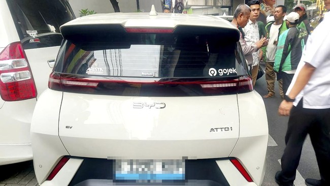 Mobil BYD tabrak beruntun 4 mobil dan lindas ojol di Blok M, Jumat (23/10) sore.