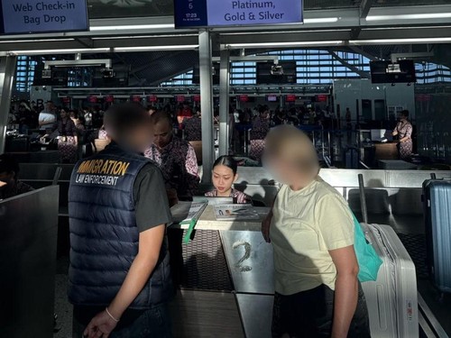 Seorang turis asal Ceko kedapatan menjual dan mempromosikan sebuah vila di Karangasem, Bali melalui media sosial Facebook.