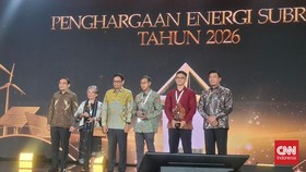 Tiga tokoh publik berhasil keluar menjadi pemenang Penghargaan Energi Subroto 2026 dalam kelompok Partisipasi Publik di Jakarta, Jumat (23/10/2026). (CNN Indonesia/Dhiaz)