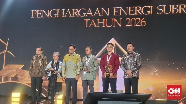 Tiga tokoh publik berhasil keluar menjadi pemenang Penghargaan Energi Subroto 2026 dalam kelompok Partisipasi Publik di Jakarta, Jumat (23/10/2026). (CNN Indonesia/Dhiaz)