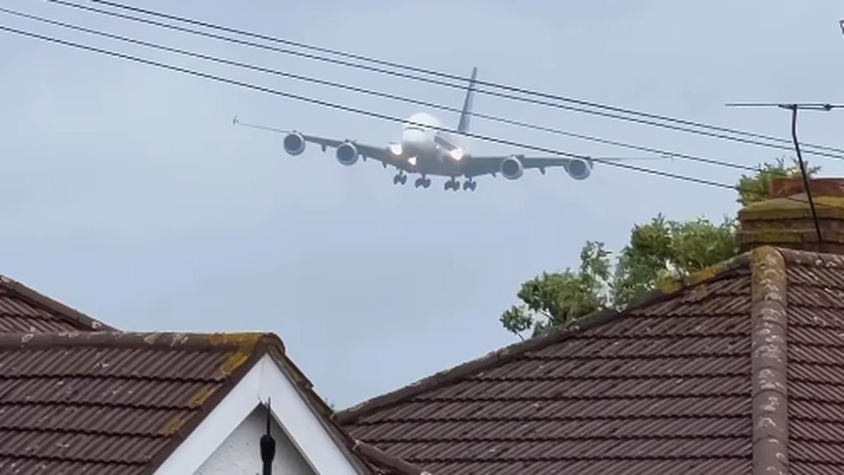 Badai Austen Hancurkan Inggris, A380 Oleng-Susah Landing di Heathrow