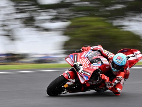 Ducati Lenovo team's Spanish MotoGP rider Marc Marquez races around the Southern Loop during practice for the Australian MotoGP Grand Prix on Phillip Island on October 24, 2026. (Photo by Paul Crock / AFP) / --IMAGE RESTRICTED TO EDITORIAL USE - STRI