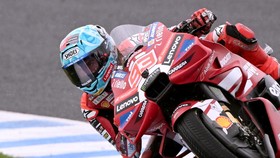 Ducati Lenovo Team's Spanish rider Marc Marquez speeds through a corner during qualifying ahead of the Australian MotoGP Grand Prix on Phillip Island on October 24, 2026. (Photo by William WEST / AFP) / --IMAGE RESTRICTED TO EDITORIAL USE - STRICTLY