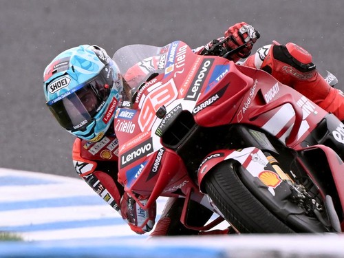 Ducati Lenovo Team's Spanish rider Marc Marquez speeds through a corner during qualifying ahead of the Australian MotoGP Grand Prix on Phillip Island on October 24, 2026. (Photo by William WEST / AFP) / --IMAGE RESTRICTED TO EDITORIAL USE - STRICTLY