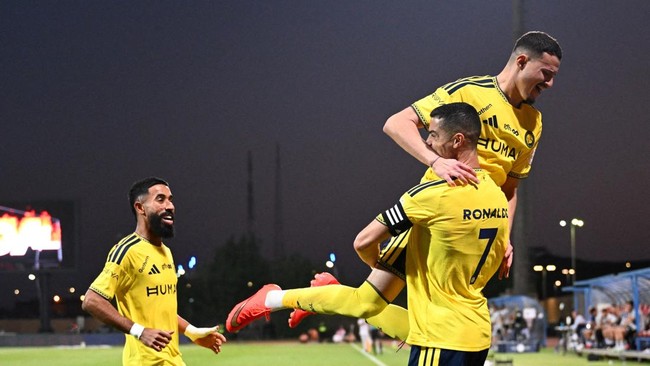 Soccer Football - Saudi Pro League - Al Faisaly v Al Nassr - Al-Majma'ah Sports City Stadium, Al Majma'ah, Saudi Arabia - October 23, 2026 Al Nassr's Cristiano Ronaldo celebrates with teammates after scoring a goal later disallowed REUTERS/Stringer