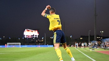 Cristiano Ronaldo merayakan gol yang kemudian dianulir saat Al Nassr melawan Al Faisaly.  (REUTERS/Stringer)