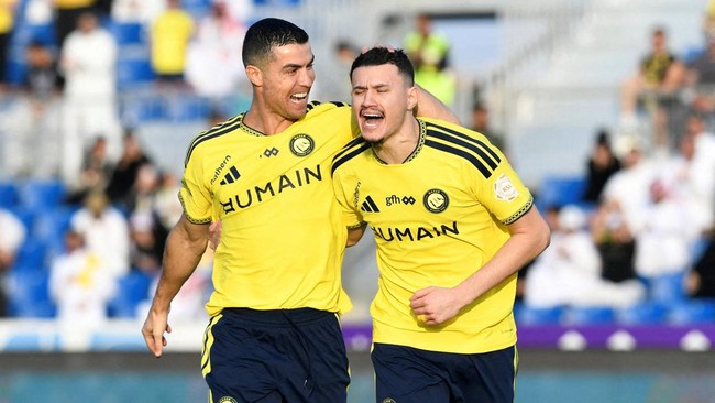 Soccer Football - Saudi Pro League - Al Faisaly v Al Nassr - Al-Majma'ah Sports City Stadium, Al Majma'ah, Saudi Arabia - October 23, 2026 Al Nassr's Abdullah Al Hamdan celebrates scoring their first goal with Cristiano Ronaldo REUTERS/Stringer     T