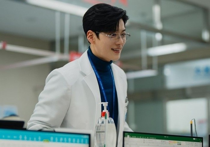 Sang aktor muncul di episode ketiga sebagai Na Dae Il, profesor bedah yang direkrut Rumah Sakit Universitas Guseo. Ia adalah mantan dokter bedah militer yang menggantikan Gye Soo Jung (Kim Ji Won) di ruang operasi./ Foto: instagram.com/sbsdrama.official