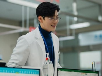 Sang aktor muncul di episode ketiga sebagai Na Dae Il, profesor bedah yang direkrut Rumah Sakit Universitas Guseo. Ia adalah mantan dokter bedah militer yang menggantikan Gye Soo Jung (Kim Ji Won) di ruang operasi./ Foto: instagram.com/sbsdrama.official