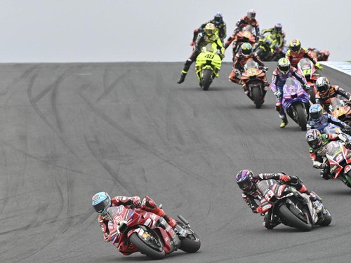 Ducati Lenovo Team's Spanish rider Marc Marquez leads the sprint race of the Australian MotoGP Grand Prix on Phillip Island October 24, 2026. (Photo by Paul Crock / AFP) / --IMAGE RESTRICTED TO EDITORIAL USE - STRICTLY NO COMMERCIAL USE--