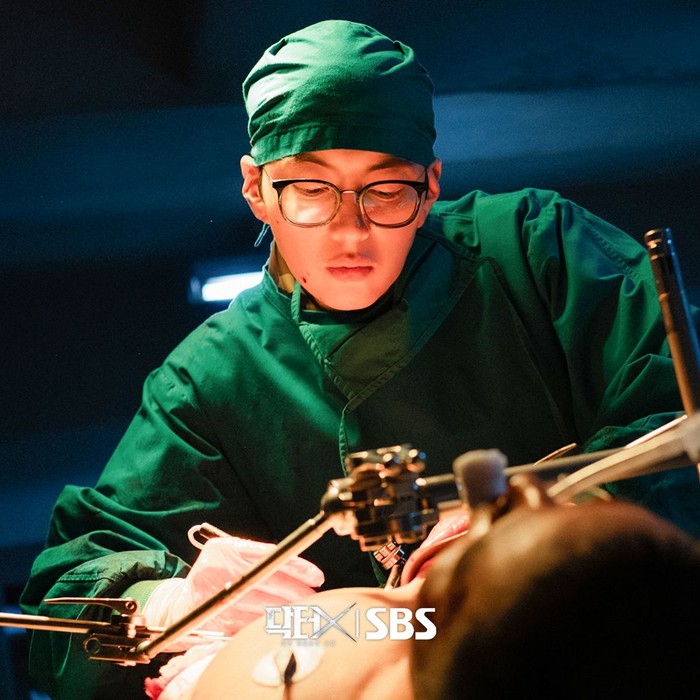 Suatu hari, Soo Jung melakukan operasi darurat pada salah satau pasien Dae Il. Secara mengejutkan, ia menemukan inisial nama Dae Il &ldquo;D.N&rsquo; yang terukir pada organ tubuh pasien tersebut./ Foto: instagram.com/sbsdrama.official