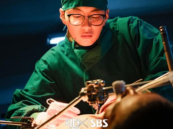 Suatu hari, Soo Jung melakukan operasi darurat pada salah satau pasien Dae Il. Secara mengejutkan, ia menemukan inisial nama Dae Il &ldquo;D.N&rsquo; yang terukir pada organ tubuh pasien tersebut./ Foto: instagram.com/sbsdrama.official