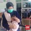 Kondisi asap pekat di Palembang tidak hanya dirasakan orang dewasa, balita yang belum bisa komplain juga kesulitan menghirup udara segar.