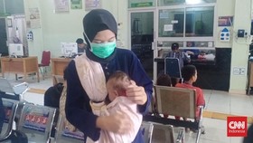 Kondisi asap pekat di Palembang tidak hanya dirasakan orang dewasa, balita yang belum bisa komplain juga kesulitan menghirup udara segar.